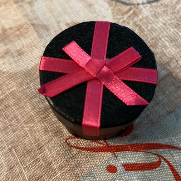 Oval faux ruby earrings in beautiful gift box - Picture 4 of 4